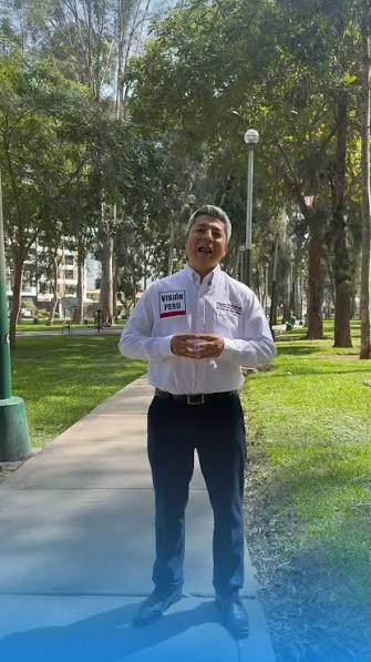 Rigan Valcárcel con camisa blanca en un parque