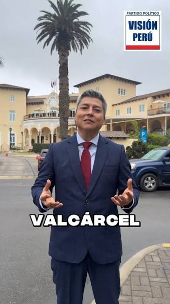 Rigan Valcárcel frente a un edificio histórico del distrito